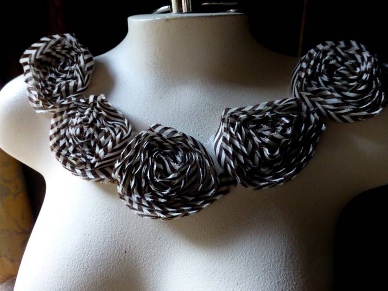 Braune Applikation Chiffon Blume Für Kostüme, Gewandung, Haarbänder Ca 35 Braune Applikation Chiffon Blume Für Kostüme, Gewandung, Haarbänder Ca 35 von MaryNotMartha