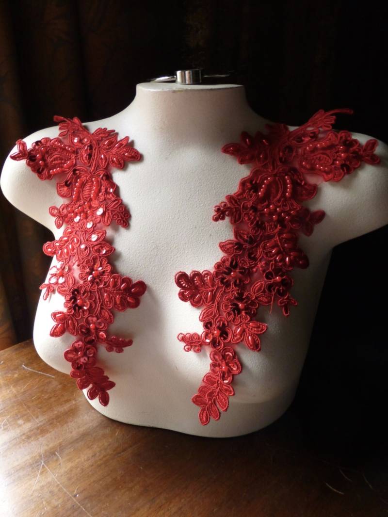 Ein Paar Rote Perlen-Spitzen-Applikationen, Kostüm-Design Pr 96 Ein Paar Rote Perlen-Spitzen-Applikationen, Kostüm-Design Pr 96 von MaryNotMartha