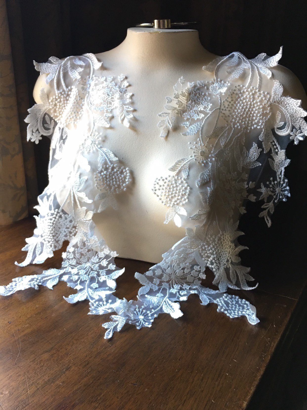 Paar Elfenbeinfarbene Spitzen Applikationen Queen Ann's Flower Für Brautkleider Pr 329 Paar Elfenbeinfarbene Spitzen Applikationen Queen Ann's Flower Für Brautkleider Pr 329 von MaryNotMartha