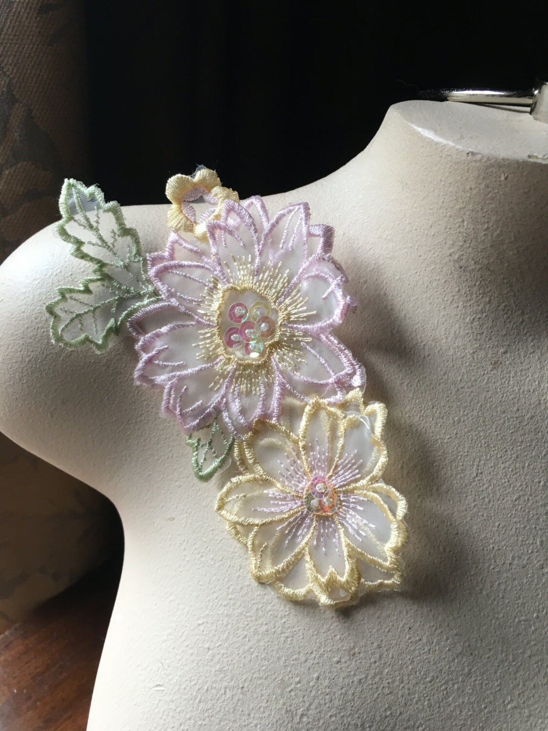 Rosa Und Gelb 3D Lace Blumen Applikation Mit Ab Pailletten Ca 619 Rosa Und Gelb 3D Lace Blumen Applikation Mit Ab Pailletten Ca 619 von MaryNotMartha