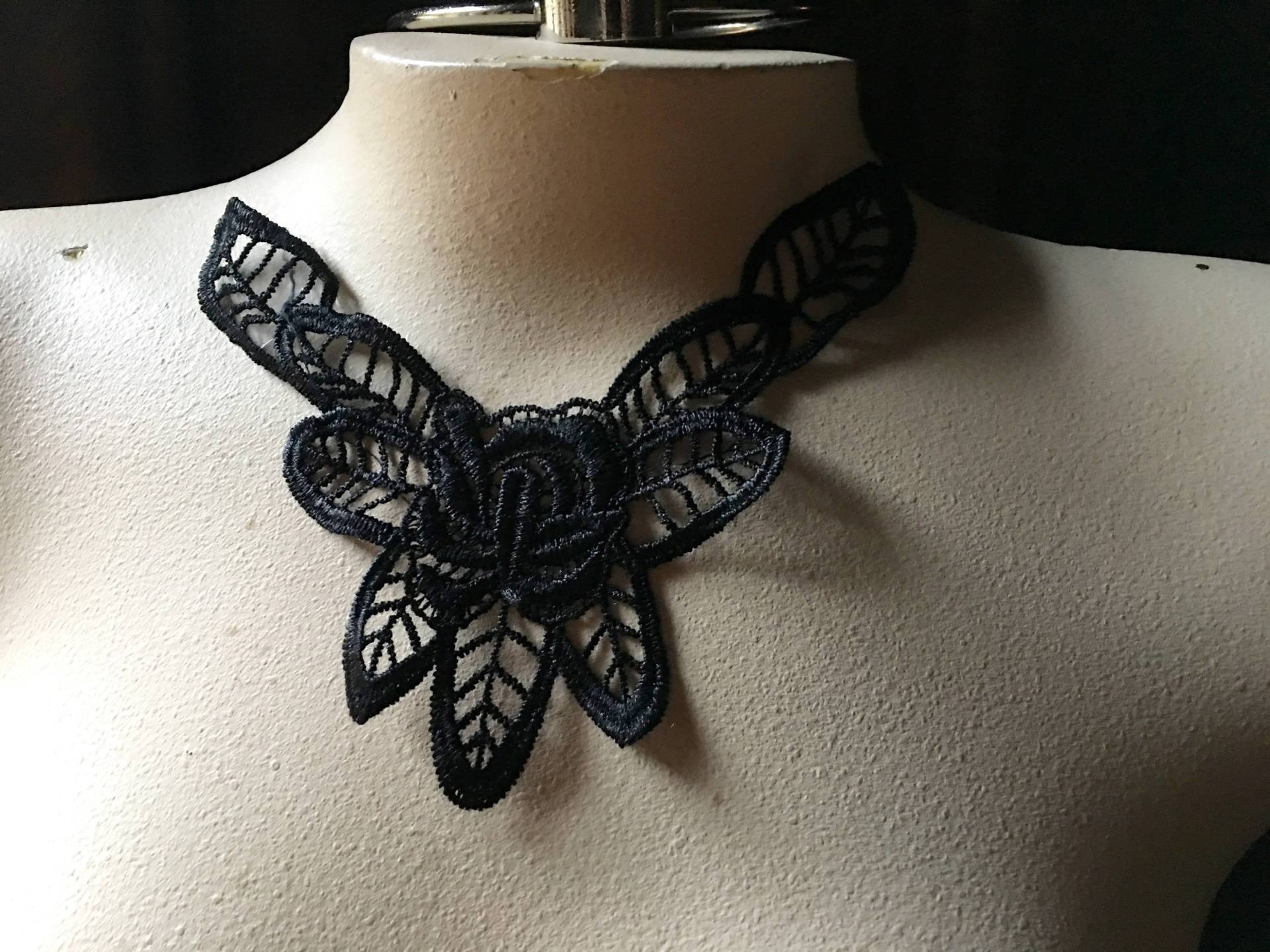 Schwarze Applikation Spitze Für Halsketten, Schmuck Oder Kostüm-Design Sbla 419 Schwarze Applikation Spitze Für Halsketten, Schmuck Oder Kostüm-Design Sbla 419 von MaryNotMartha