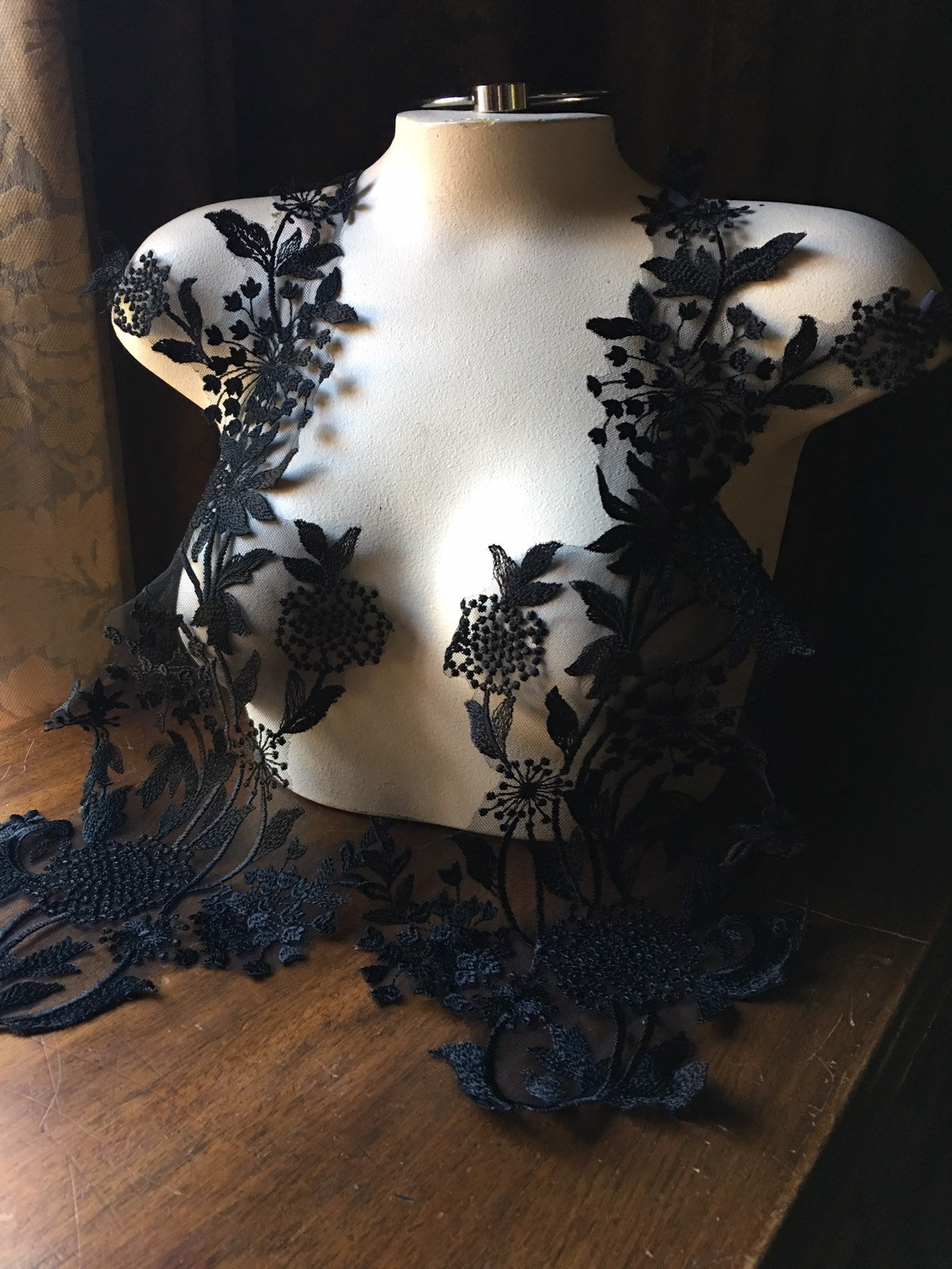 Schwarzes Spitzenapplikationen-Paar Queen Ann's Flower, Brautkleid-Gewandung Pr 329 Schwarzes Spitzenapplikationen-Paar Queen Ann's Flower, Brautkleid-Gewandung Pr 329 von MaryNotMartha