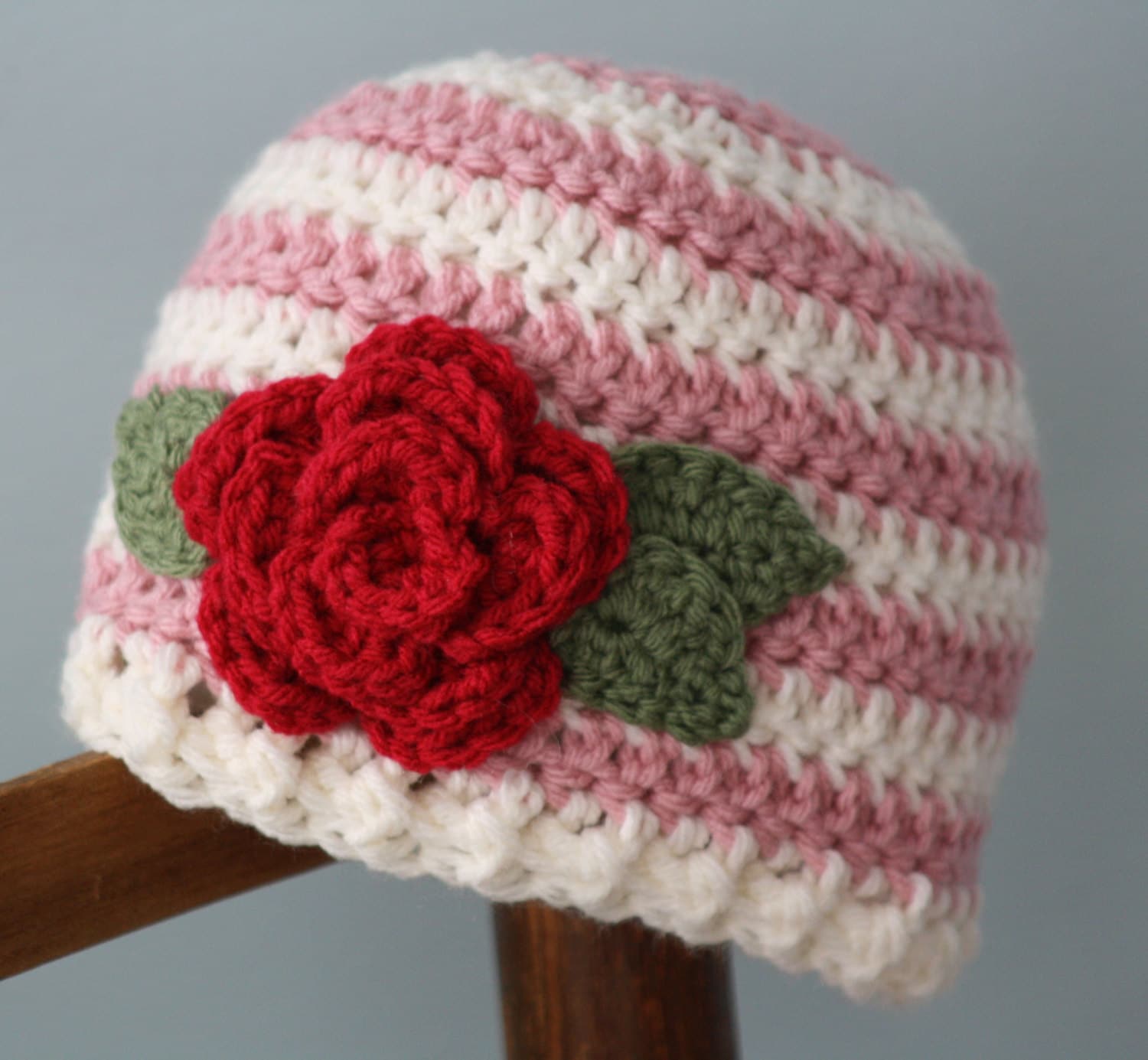 Rosenmütze, Blumenmütze, Gehäkelte Beanie, Rose, Mädchen, Frauen, Wintermütze, Urlaubsgeschenk, Chemo Mütze, Babygeschenk, Duschgeschenk, Rot, Lila von MaryOriginals