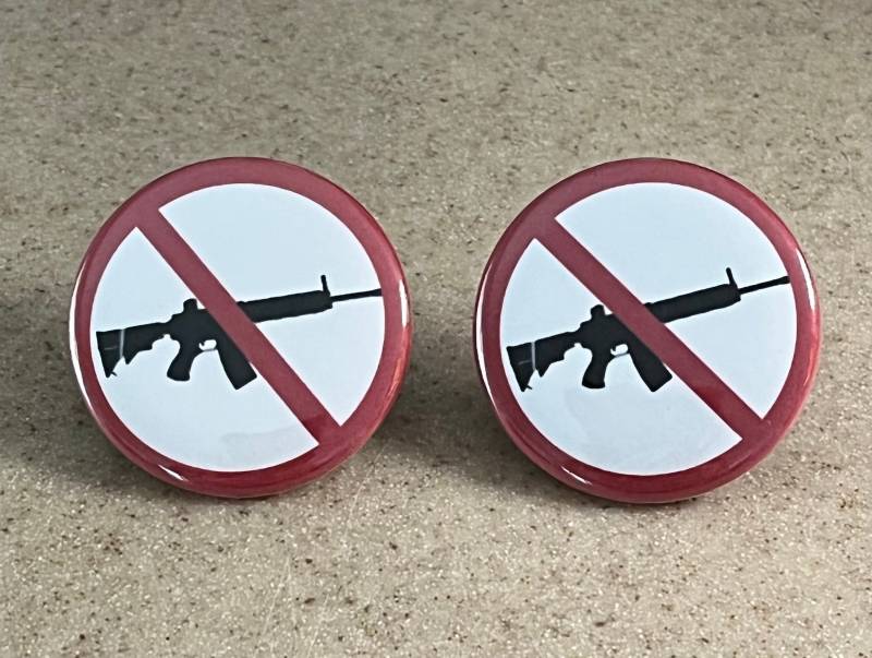 Anti-Assult Waffe, Pin-Back Buttons Oder Magnet von MaryTheButtonMaker