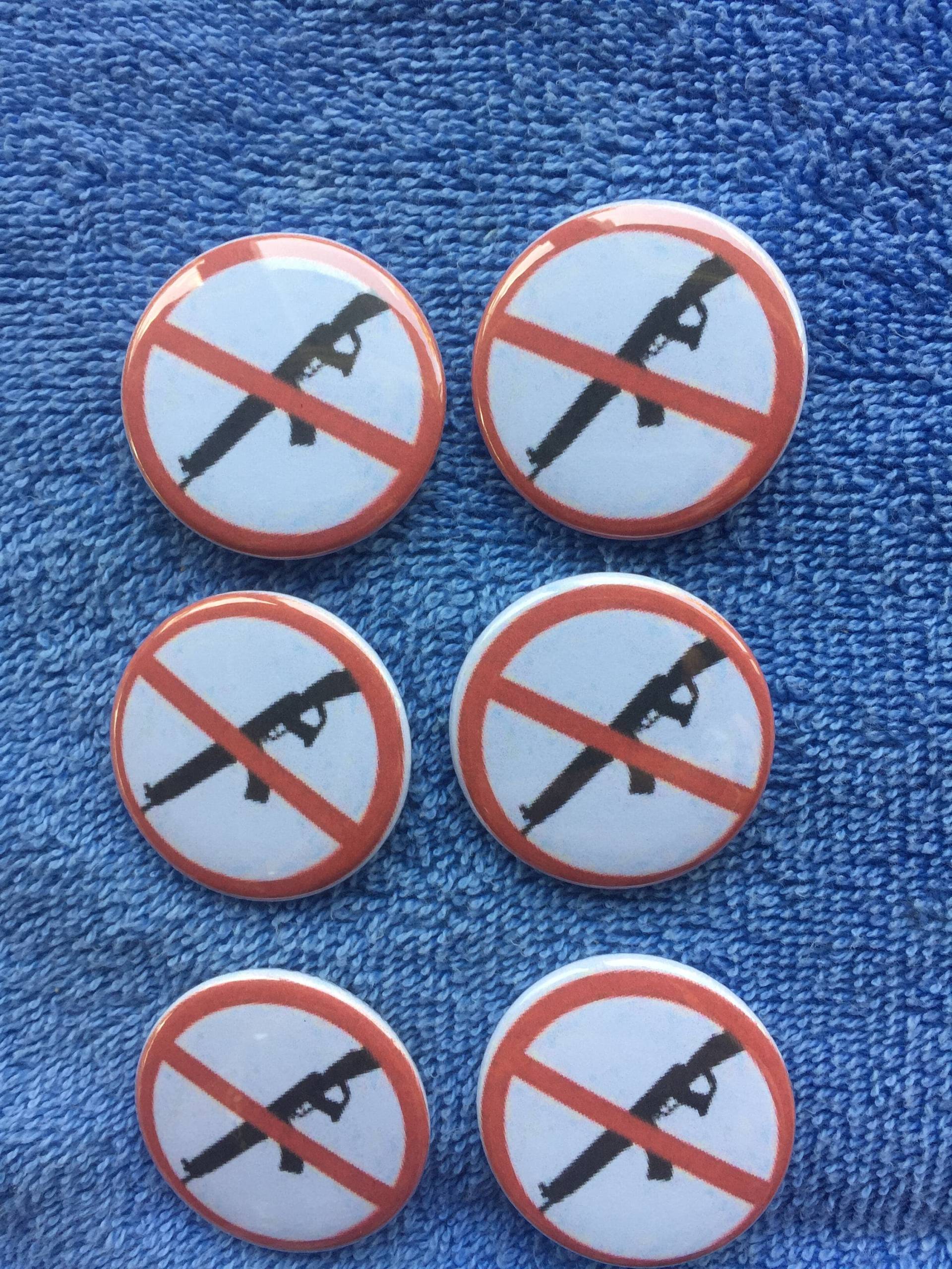 Anti-Gun Assault Waffe Pin Zurück Button 1 1/4 Zoll; Packung Mit 15 cm Anti-Gun Assault Waffe Pin Zurück Button 1 1/4 Zoll; Packung Mit 15 cm von MaryTheButtonMaker