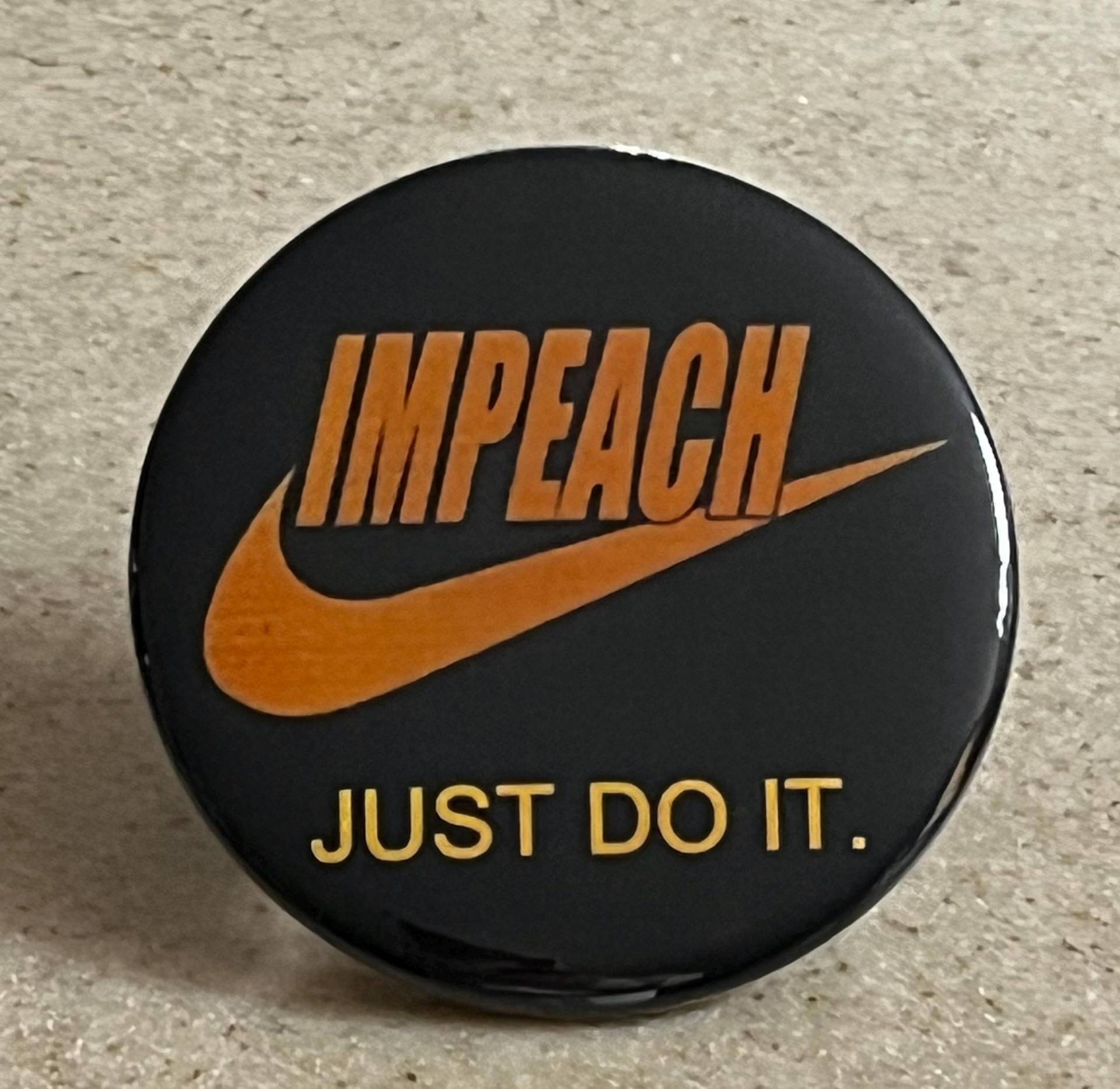 Impeach Just Do It. Pin-Nasen Oder Magnet Impeach Just Do It. Pin-Nasen Oder Magnet von MaryTheButtonMaker