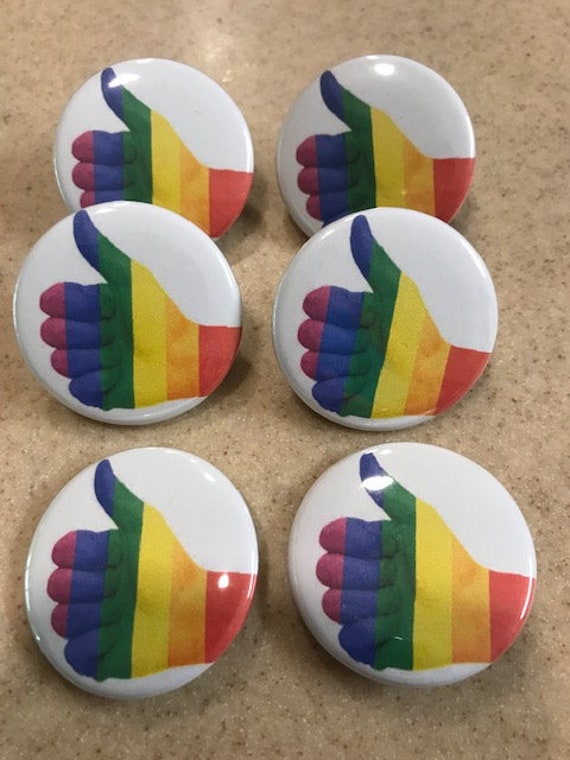 Lgbtq+ Pin-Backs 6-Pack 1 1/2 In. Schiffe Kostenlos Lgbtq+ Pin-Backs 6-Pack 1 1/2 In. Schiffe Kostenlos von MaryTheButtonMaker