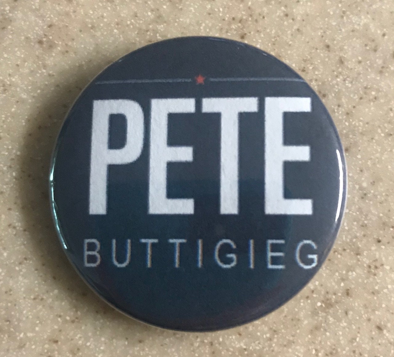 Pete Buttigieg Wahlkampfbutton 2Er-Pack. 3, 5cm Pete Buttigieg Wahlkampfbutton 2Er-Pack. 3, 5cm von MaryTheButtonMaker