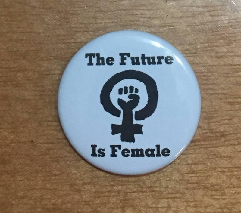 Pro-Woman "2Er Pack, "The Future Isfemale" , 3 cm Großer Pin-Back Button." Pro-Woman "2Er Pack, "The Future Isfemale" , 3 cm Großer Pin-Back Button." von MaryTheButtonMaker