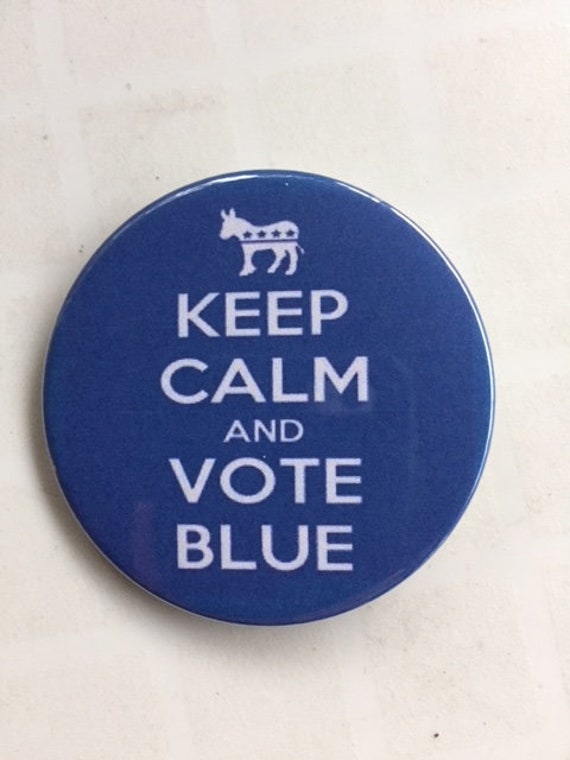 Vote Blue 5, 5 cm Pin-Button Oder Magnet "Keep Calm & Vote Blue" Vote Blue 5, 5 cm Pin-Button Oder Magnet "Keep Calm & Vote Blue" von MaryTheButtonMaker