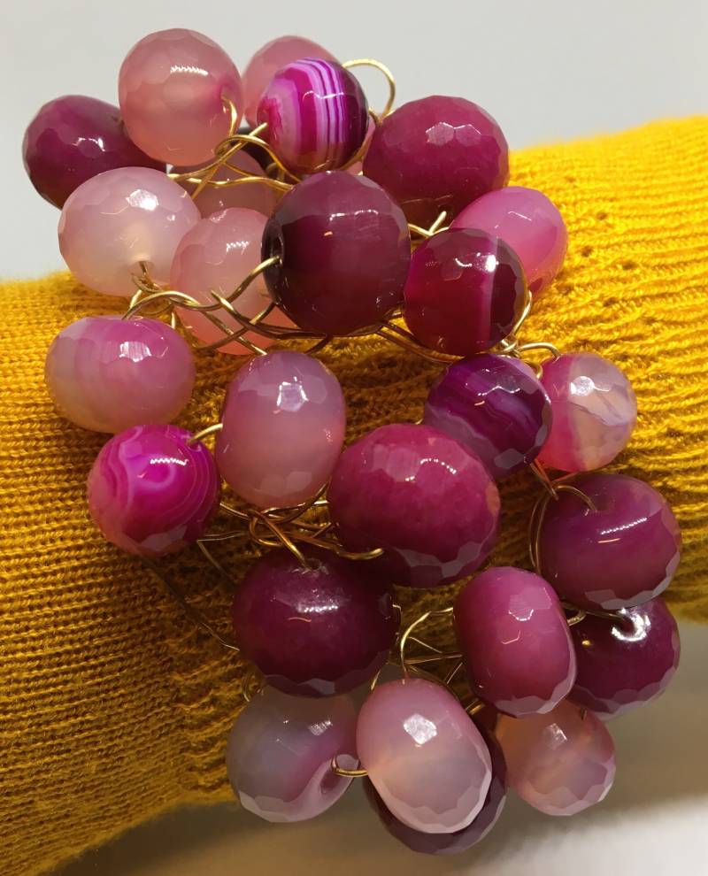 Handgemachtes Gehäkeltes Armband in Fuchsia Und Rosa, Goldfarbener Draht Kette, Halbedelsteine, Verstellbar von MaryemRose