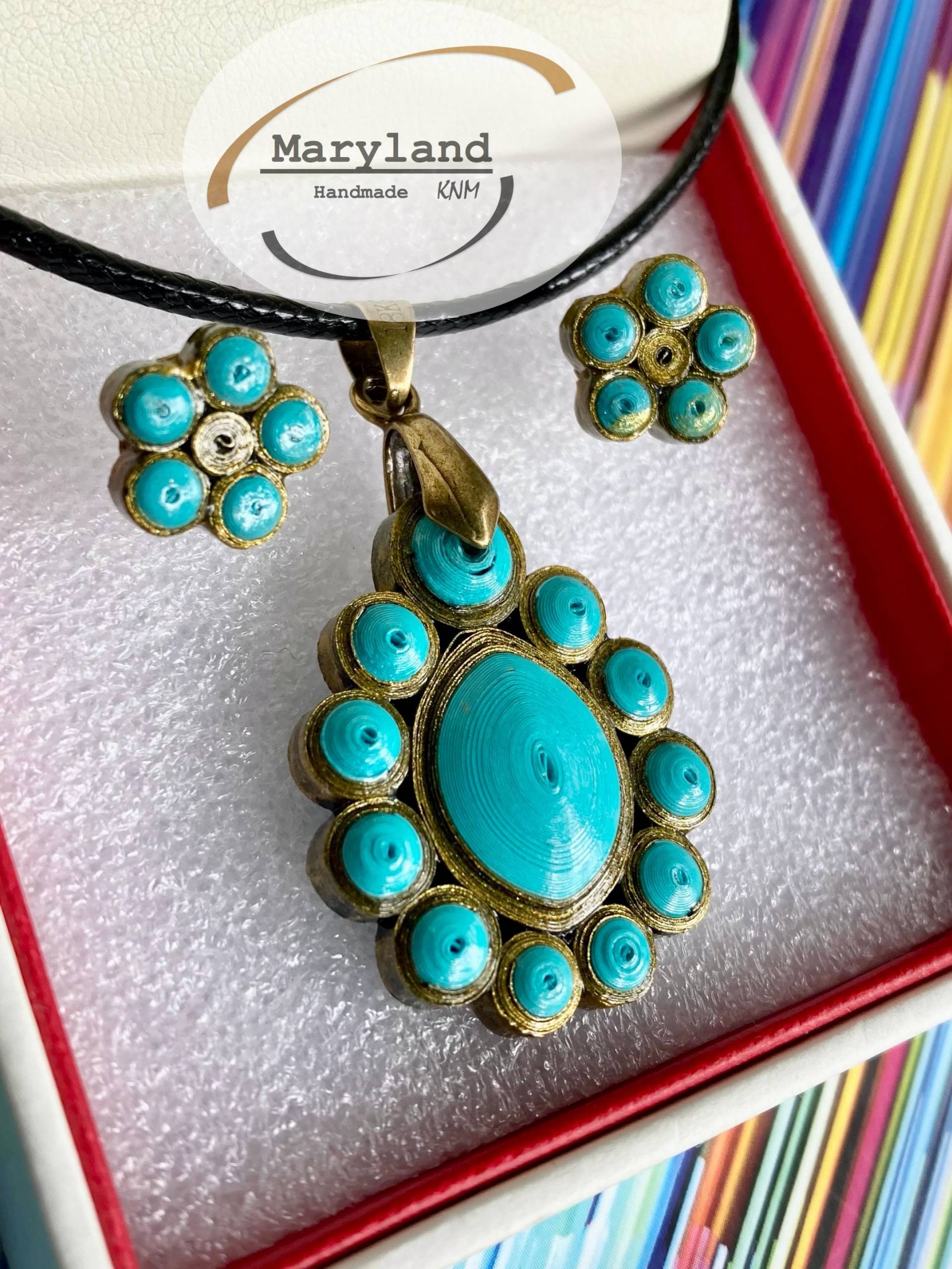 Schmuckset, Vintage Stil, Handgemachter Schmuck, Papier Quilling, Einzigartige Halskette Und Ohrringe + Ein Kostenloses Zusätzliches Paar Ohrringe Schmuckset, Vintage Stil, Handgemachter Schmuck, Papier Quilling, Einzigartige Halskette Und Ohrringe + Ein Kostenloses Zusätzliches Paar Ohrringe von MarylandKNM