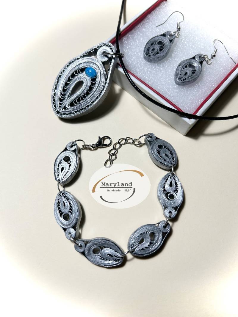 Silberfarbe Schmuck-Set, Handbemalt, Papierschmuck, Einzigartige Halskette, Ohrringe Und Armband, Quilling-Papier, Handgefertigt Silberfarbe Schmuck-Set, Handbemalt, Papierschmuck, Einzigartige Halskette, Ohrringe Und Armband, Quilling-Papier, Handgefertigt von MarylandKNM