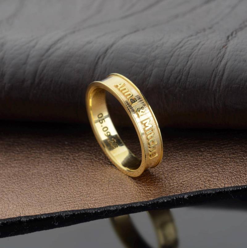 10K Gold Personalisierter Namensring, Personalisierter Geprägter Bandring, Paarringe Benutzerdefinierter Mutterring, Gravur Mit Namen Datum Fügen von MaryleboneSilver