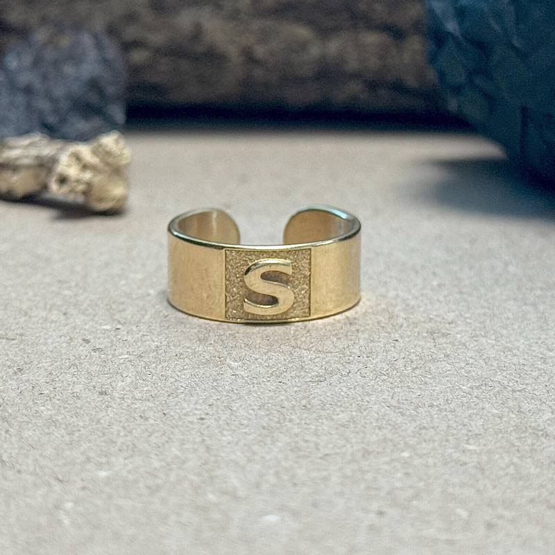 10K Gold Personalisierter Ring - Einstellbarer Handgemachter Anfangsring, Sinnvolles Personalisiertes Ringgeschenk, A Z Für Ihn von MaryleboneSilver
