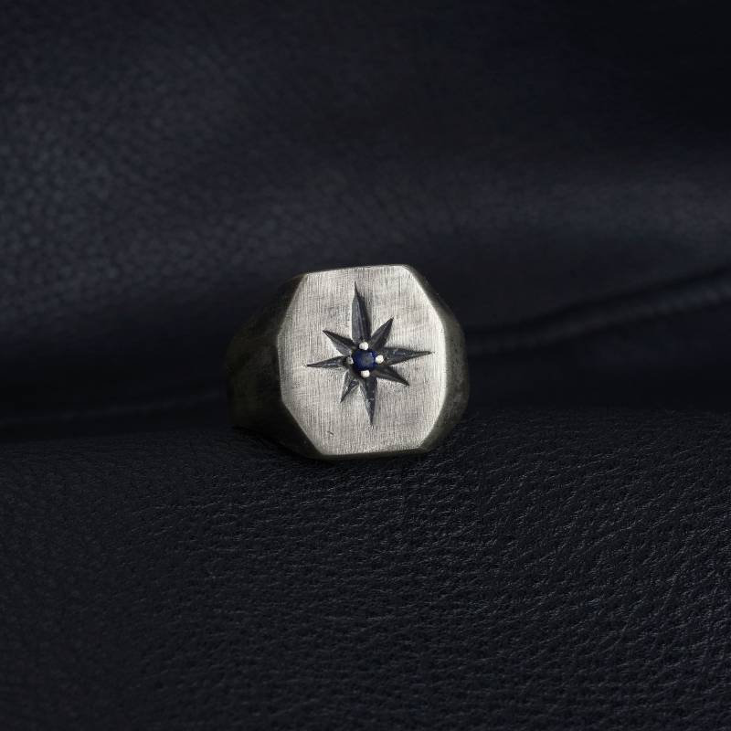 Handgemachter Sterling Silber Nordstern Verlobungsring, Kleiner Finger Ring, Oksidized Handgemachter Mannring, Freundgeschenk Gebürsteter Ring von MaryleboneSilver