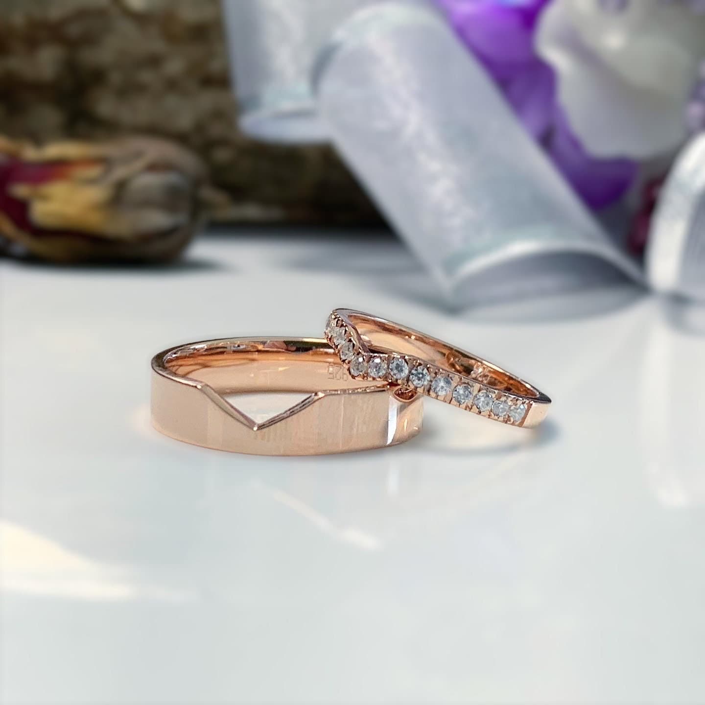 Rose Gold Gebogen Eheringe Set, Verlobungsringe, Paar Ringe, Passendes Ehering Für Sie Und Ihn, Frau von MaryleboneSilver