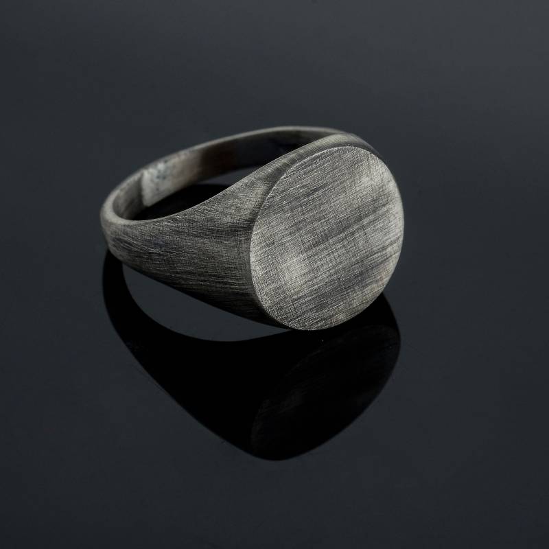 Siegelring Aus Oxidiertem Sterlingsilber Gebürsteter Herrenring Über Den Finger von MaryleboneSilver