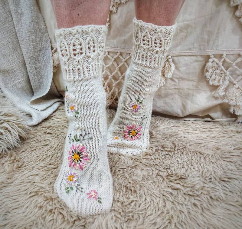 Elfenbeinfarbene Spitzensocken, Handgestrickt Und Bestickt, Luxussocken, Damenbekleidung, Socken Mit Blumen von MaryroseUA