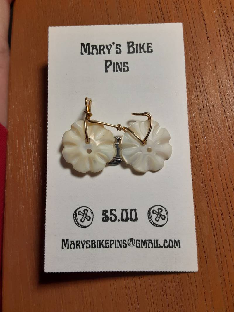 Handgemachte Anstecknadel Fahrrad. Knopfarten Variieren von MarysBikePins