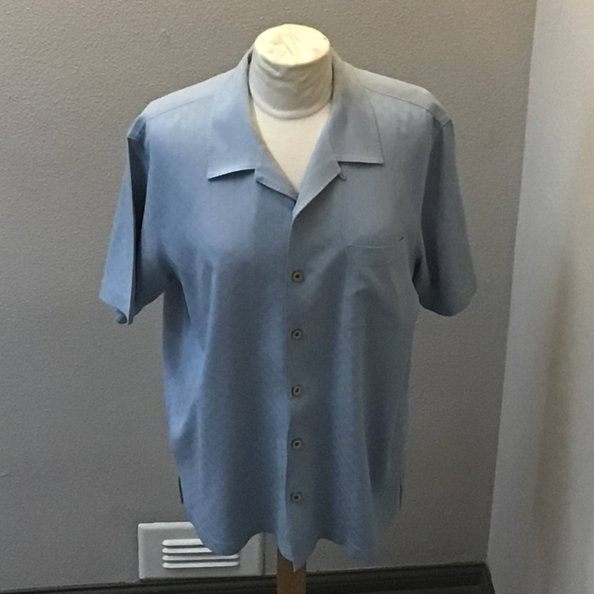 Medium Tommy Bahama Hawaiian Aloha Shirt in Hellblau Geprägter Seide Medium Tommy Bahama Hawaiian Aloha Shirt in Hellblau Geprägter Seide von MarysOldIsBetterShop