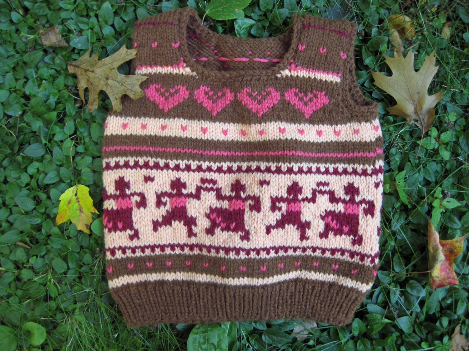 Handgestrickte Pulloverweste Mit Herzen Und Tänzermuster Für Kleinkinder, Braun, Rosa Kastanienbraun. Kammgarn Aus Acrylgarn Handgestrickte Pulloverweste Mit Herzen Und Tänzermuster Für Kleinkinder, Braun, Rosa Kastanienbraun. Kammgarn Aus Acrylgarn von MarysScandKnits