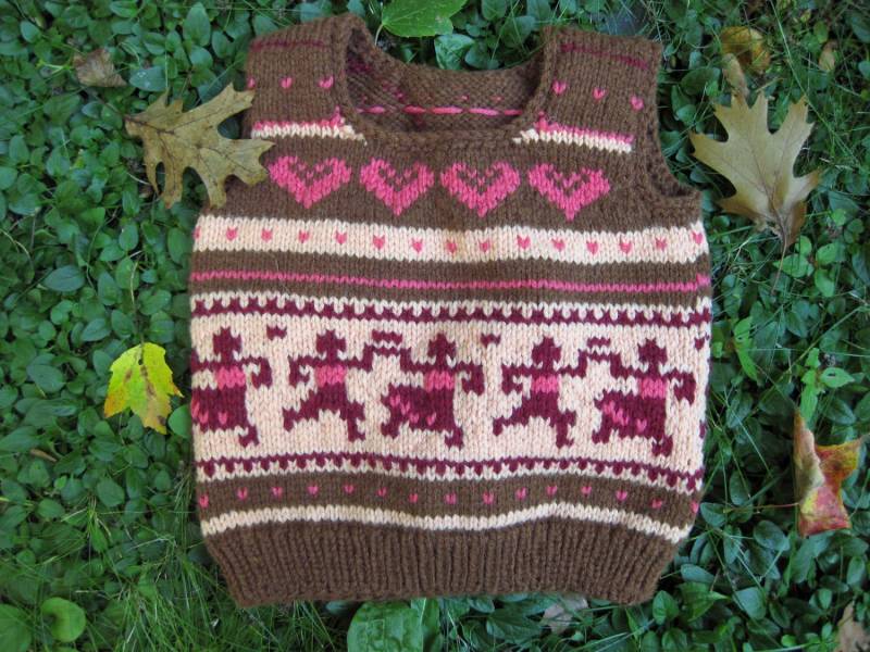 Handgestrickte Pulloverweste Mit Herzen Und Tänzermuster Für Kleinkinder, Braun, Rosa Kastanienbraun. Kammgarn Aus Acrylgarn Handgestrickte Pulloverweste Mit Herzen Und Tänzermuster Für Kleinkinder, Braun, Rosa Kastanienbraun. Kammgarn Aus Acrylgarn von MarysScandKnits