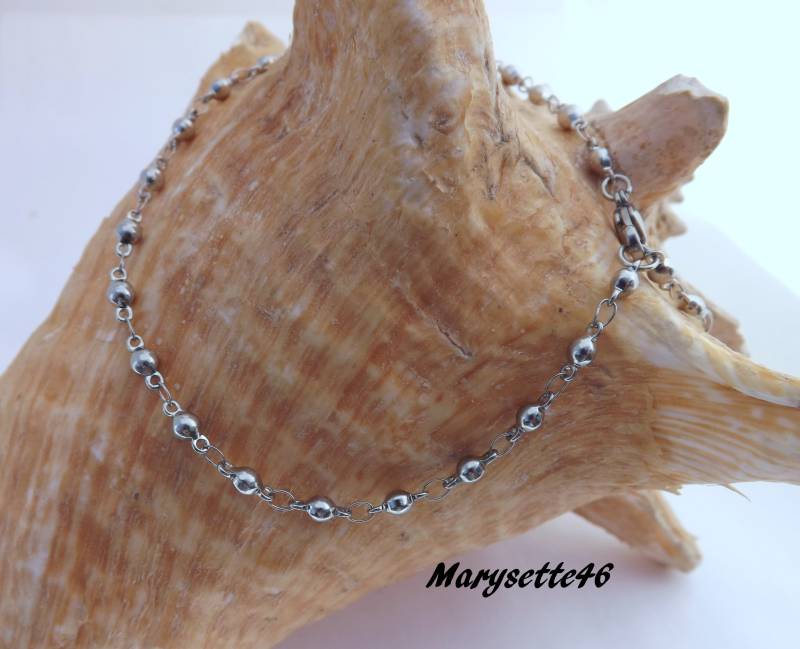 Fußkettchen Mit Einer Eleganten Kette Und Kleinen Edelstahlperlen von Marysette46
