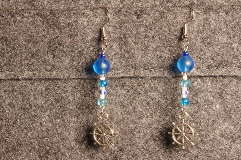 Silber Und Blau Lang Hängende Unisex-Ohrringe Mit Silbernem Ruderanhänger. "Der Seemann Träumt in Blau" von MaryseultCrea
