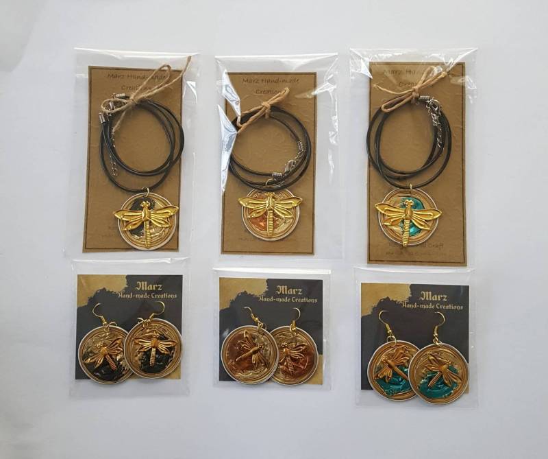 Ohrringe Und Halskette Set Aus Recycelten Materialien. Leicht Hell Mit Hochwertigen Komponenten. Einzigartig Originell. Libellen von MarzArtzCreations