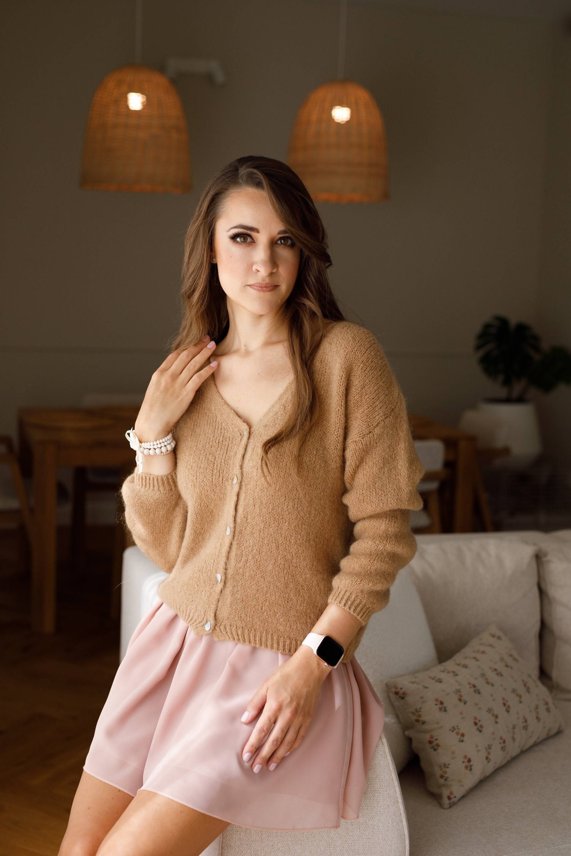 Brauner Mohair Pullover Weicher Luxuriöser Raglan Leichter Mit Knöpfen Strickjacke Für Frauen Strick Wolle Weste von MasMANGO