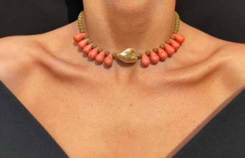 Weihnachts Geschenk Halskette Mit Korelle Mallorca Perle Und Kristal von MasaNecklaces