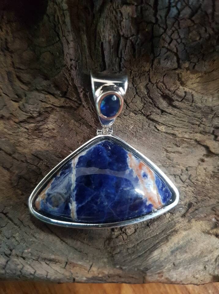 Sodalith Und Shappire Anhänger von MasaiArt