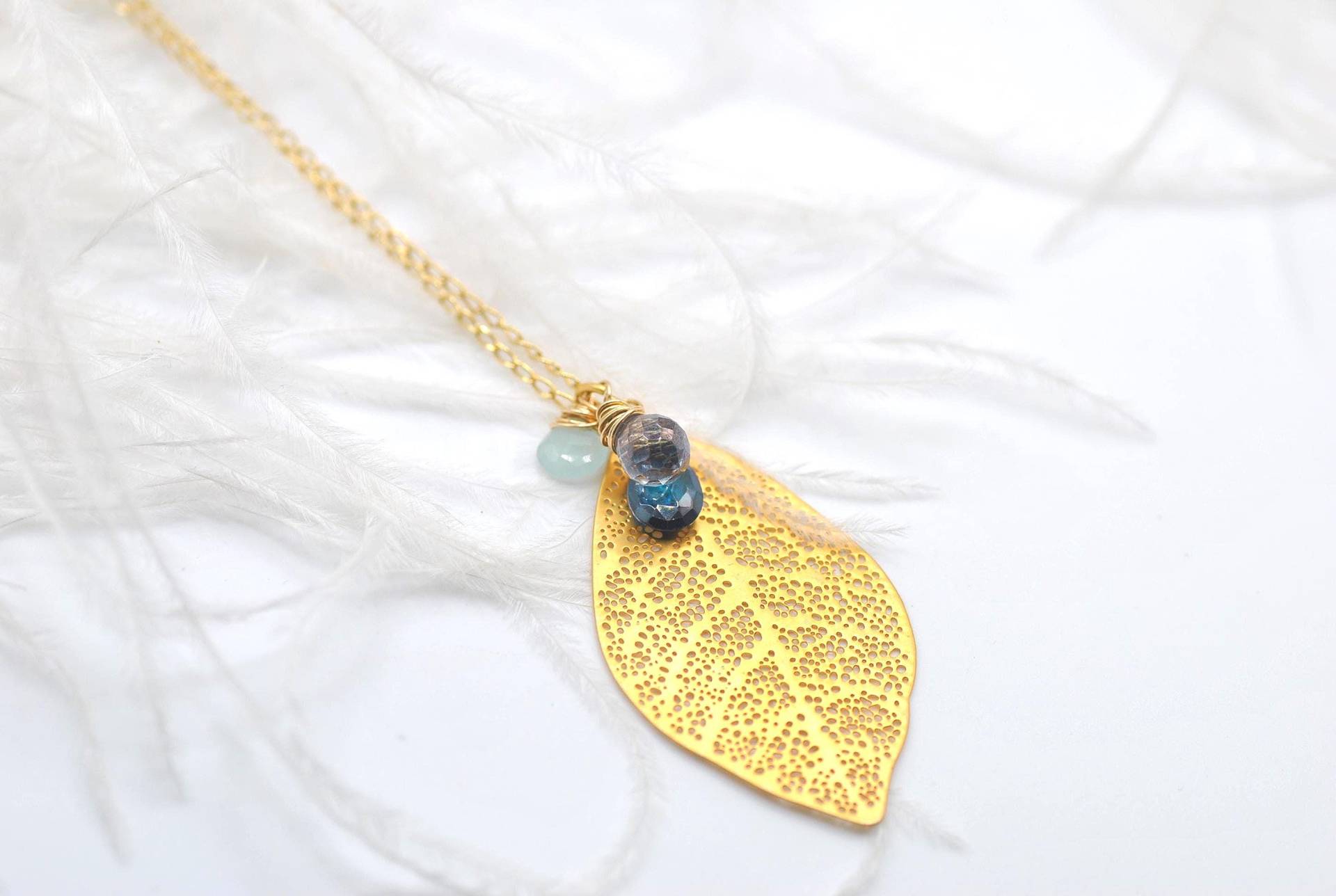 Kette Mit Blatt Anhänger Gold - Blättern Edelstein Kugelkette Quarz Blau Kette Mit Blatt Anhänger Gold - Blättern Edelstein Kugelkette Quarz Blau von Masbelleza