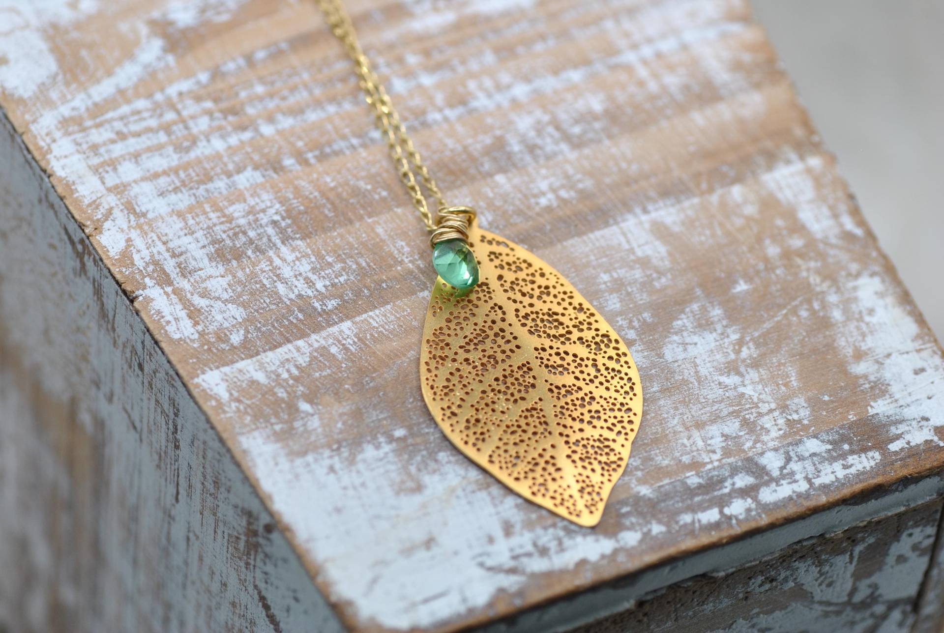 Kette Mit Blatt Anhänger Gold - Blättern Edelstein Kugelkette Quarz Grün Kette Mit Blatt Anhänger Gold - Blättern Edelstein Kugelkette Quarz Grün von Masbelleza