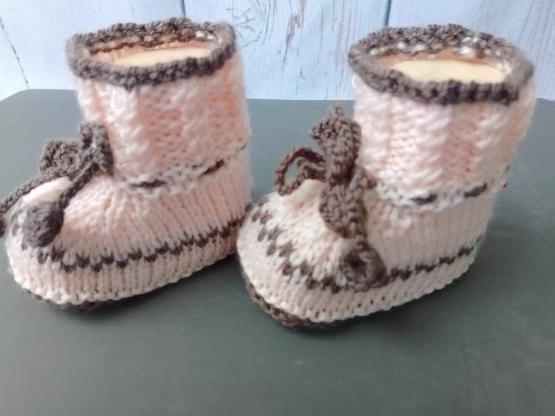 Zartrosa/Braun Babyschuhe Gestrickt Zum Binden Zartrosa/Braun Babyschuhe Gestrickt Zum Binden von MaschenVonMargit