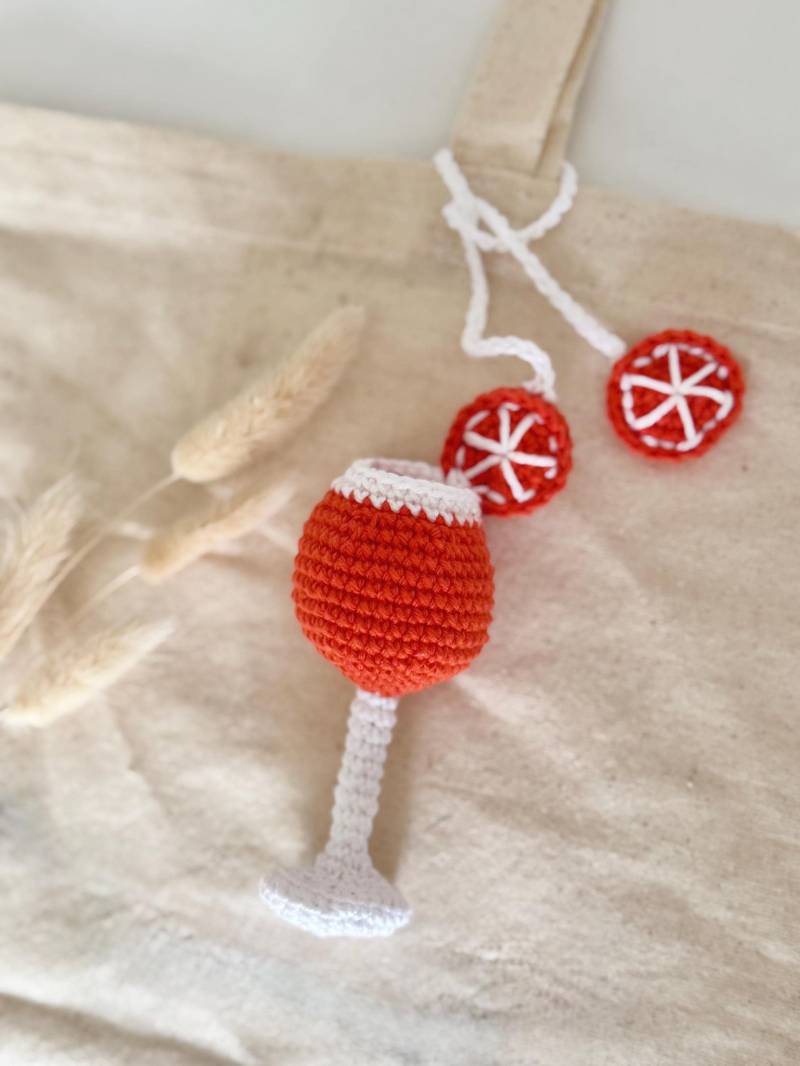 Häkel-Anhänger Aperol Spritz | Handgemachter Taschenanhänger Sommer Deko Geschenkidee Für Fans Crochet Bag Charm Häkel-Anhänger Aperol Spritz | Handgemachter Taschenanhänger Sommer Deko Geschenkidee Für Fans Crochet Bag Charm von Maschenbaerchen