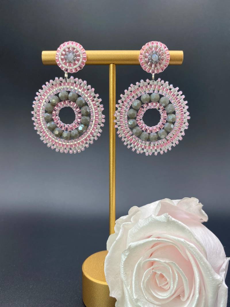 Runde Ohrringe in Rosa Und Grau - Handgefertigt Mit Miyuki- Glasperlen Edelstahl-Ohrstecker Leicht & Elegant Statement-Ohrstecker von MaschenmitHerz