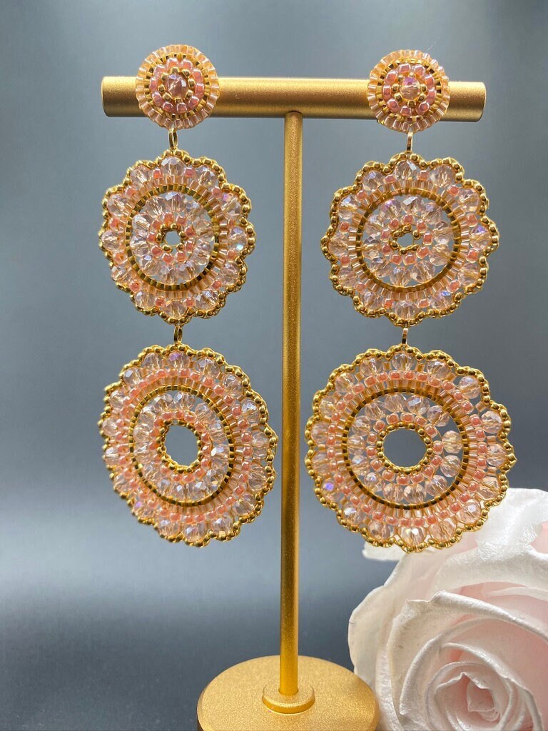 Handgemachte Ohrringe "Fuzzy Peach" von MaschenmitHerz