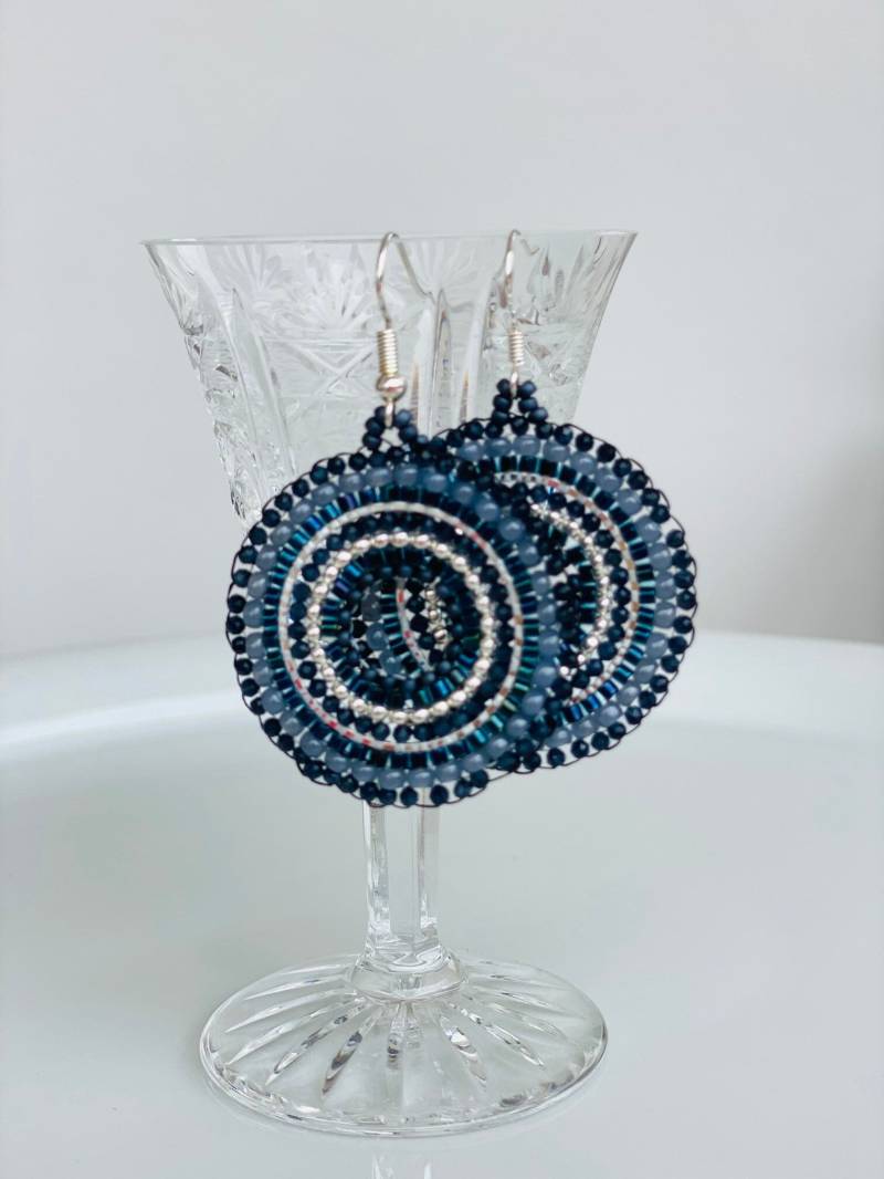 Dunkelblaue Ohrringe Mit Silber - Rund, Handgefertigt Miyuki- Und Glasperlen Federleicht & Elegant Edelstahl-Ohrhaken von MaschenmitHerz