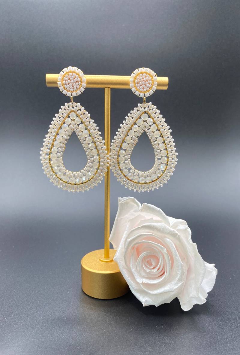 Handgemachte Ohrringe Im Boho-style, Weiß Mit Gold von MaschenmitHerz