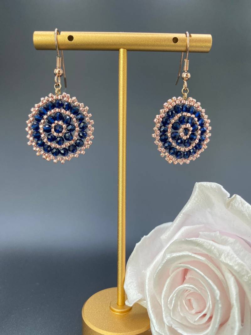 Handgemachte Ohrringe Im Boho-style Aus Glasperlen, Dunkelblau Mit Roségold von MaschenmitHerz