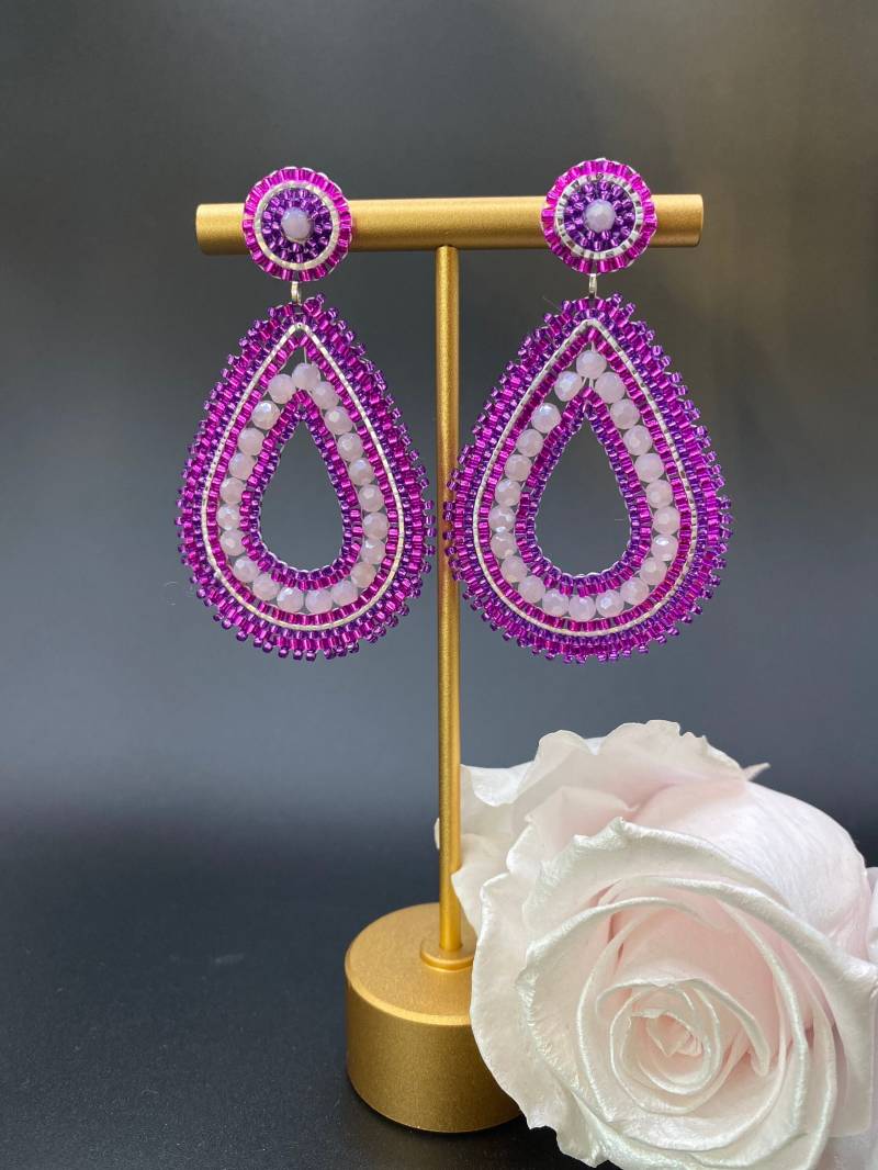 statement Ohrringe Tropfenform | Pink Lila Rosa Mit Silber Handgemacht Aus Perlen Eleganter Ohrschmuck - Federleicht & Auffällig von MaschenmitHerz