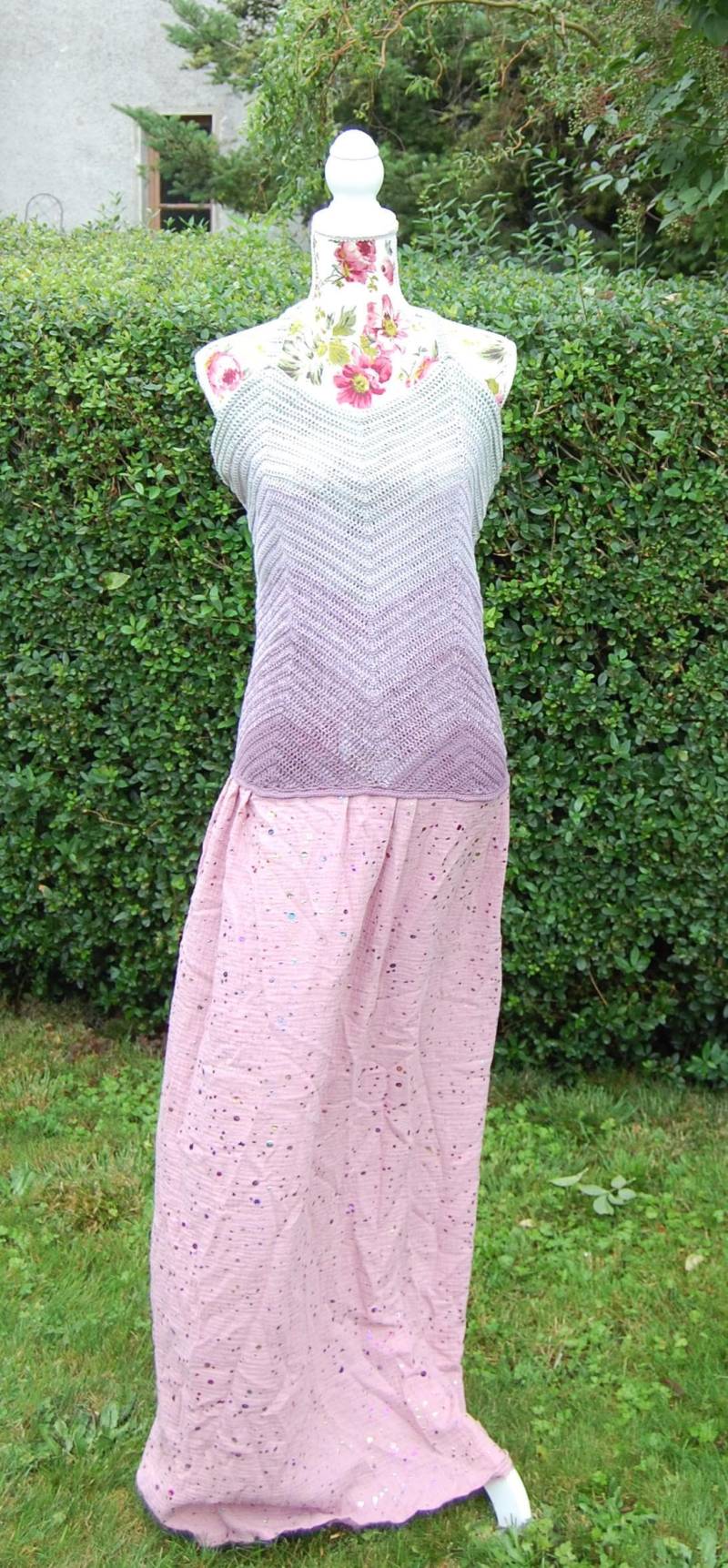 Handgemachtes Sommerkleid Größe 38 - Häkeloberteil Und Musselinrock Mit Foil-Dots Boho Kleid Unikat Pastell Ombre von MaschenqueenDesign