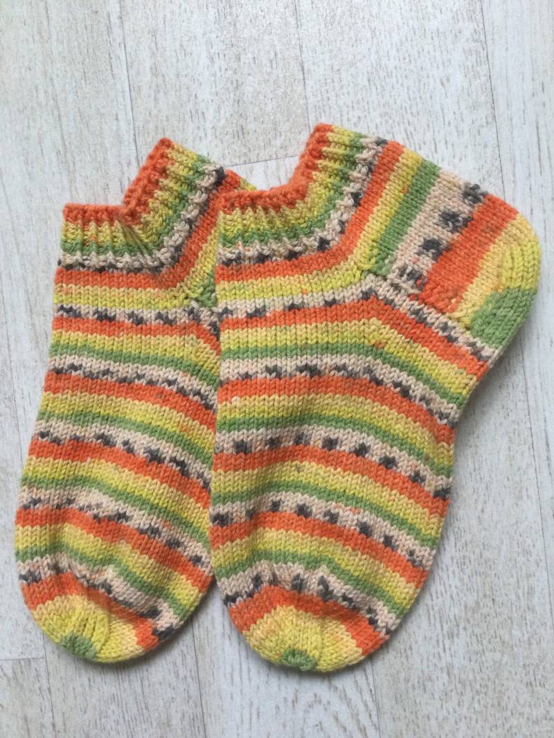 Gestrickte Sneakersocken Für Kinder Gr. 28 von Maschenspielerei