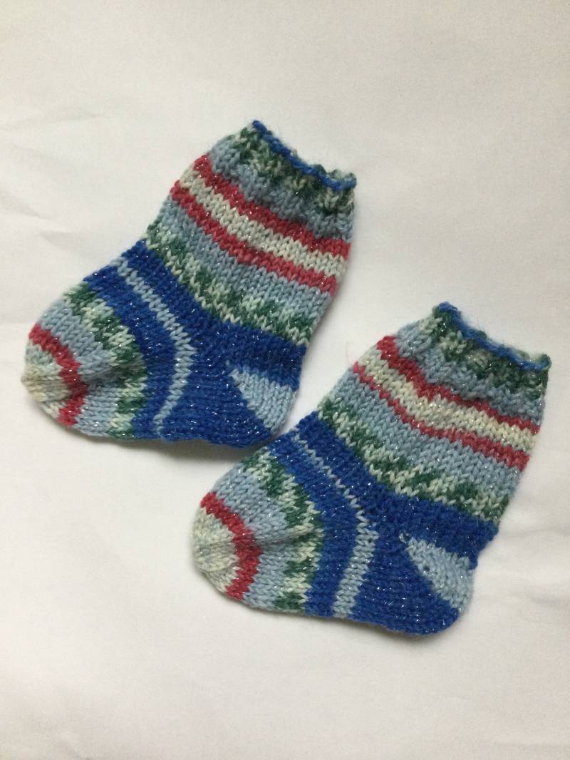 Handgestrickte Babysocken von Maschenspielerei