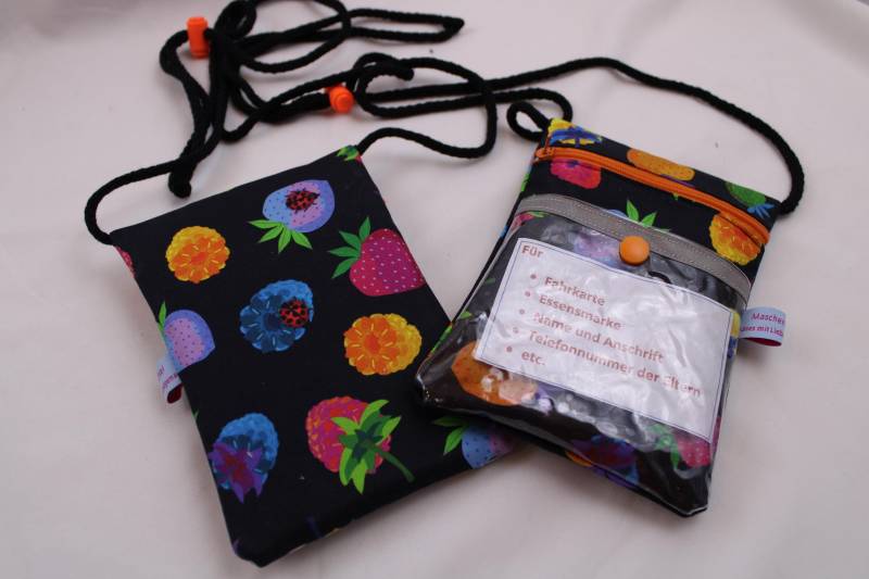 Brustbeutel/Umhängetäschchen Für Kinder "Beeren" Mit Klarsichtfach, Reflektorstreifen + Fluoresz. Kordelstopper; Fahrkartentasche von Maschenwichtel