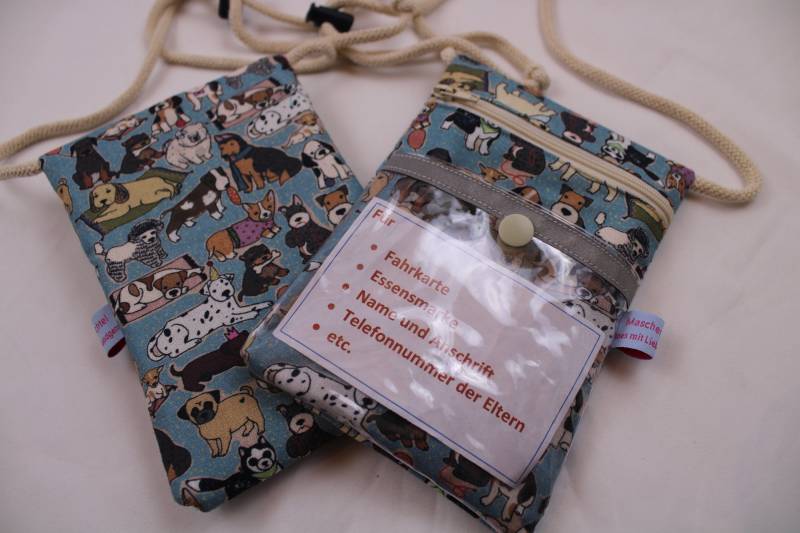 Brustbeutel/Umhängetäschchen Für Kinder "Hundeparty" Mit Klarsichtfach Reflektorstreifen; Geldbörse, Fahrkartentasche von Maschenwichtel