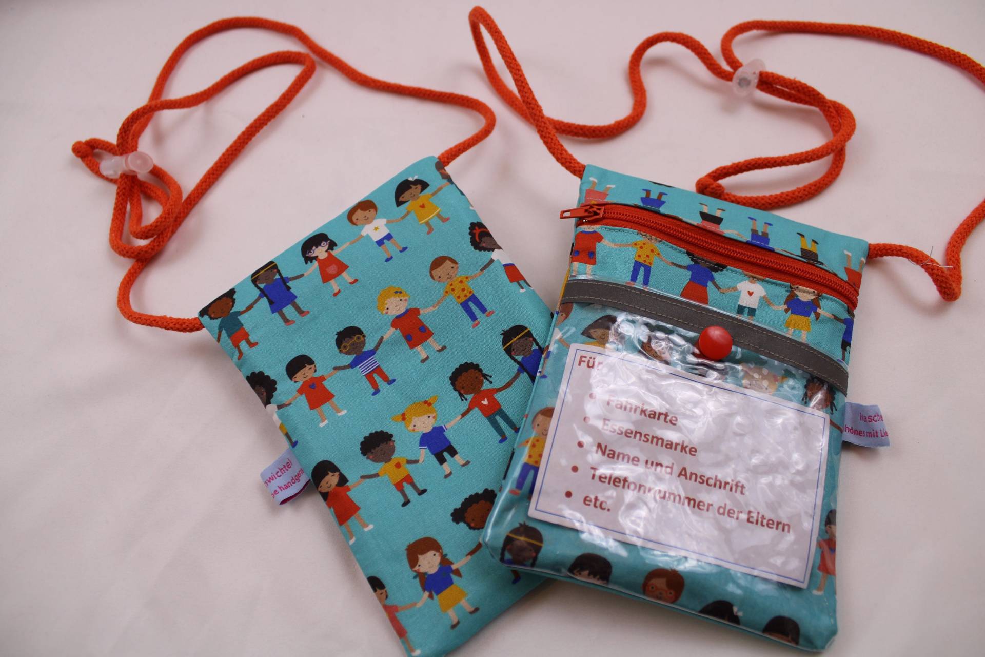 Brustbeutel/Umhängetäschchen Für Kinder "Kinder Dieser Erde" Mit Klarsichtfach Reflektorstreifen; Geldbörse, Fahrkartentasche von Maschenwichtel