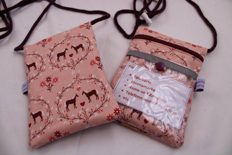 Brustbeutel/Umhängetäschchen Für Kinder "Pferdeliebe" Mit Klarsichtfach, Reflektorstreifen + Kordelstopper; Geldbörse, Fahrkartentasche von Maschenwichtel